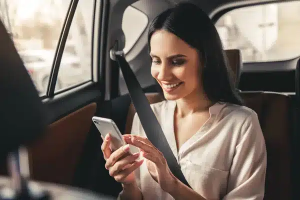 Taxi al aeropuerto de caracas, donde una mujer va en un taxi